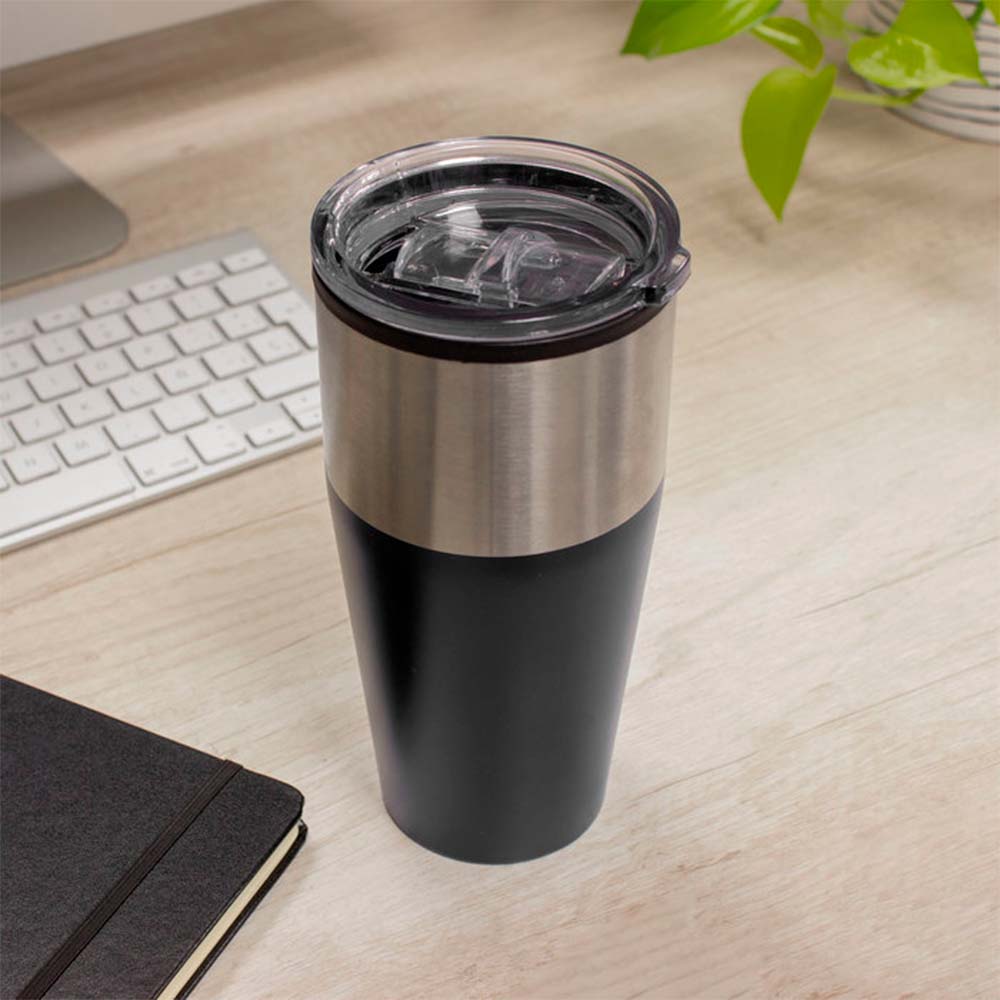 Mug black de acero inoxidable con franja de color negro y tapa transparente, apoyado sobre escritorio