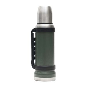 Termo acero inoxidable Iguazu 1100 ml, recubierto con esmalte especial protector color verde. Con tapa rosca de acabado metálico, Manija ergonomica retráctil de color negro.