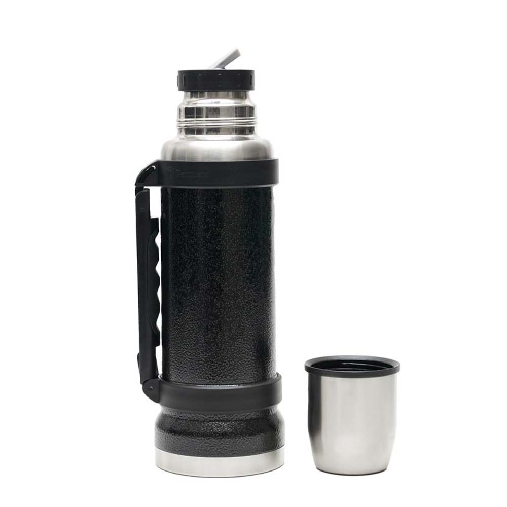 Termo acero inoxidable Iguazu 1100 ml, recubierto con esmalte especial protector color negro. Con tapa rosca de acabado metálico de base plana que funciona como taza. Manija ergonomica retráctil de color negro. Tiene tapón cebador.