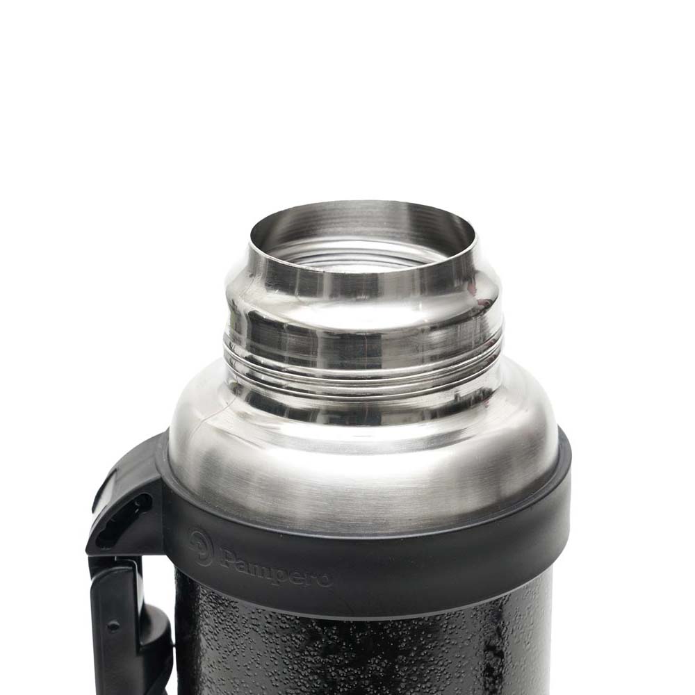 Termo acero inoxidable Iguazu 1100 ml, recubierto con esmalte especial protector color negro. Con interior de acero inoxidable.