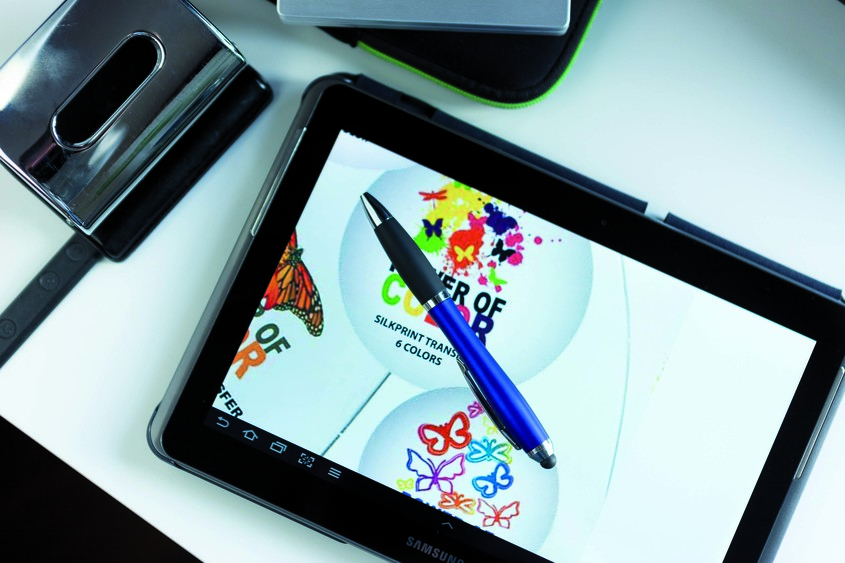 BOLÍGRAFO PLÁSTICO TOUCH AZUL SOBRE TABLET