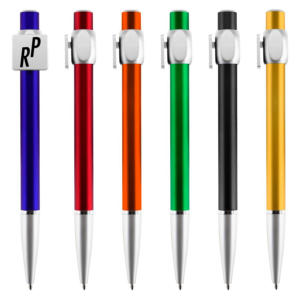 Bolígrafo Badge personalizado con logo. Ideal para imprimir isotipos y reforzar la identidad de tu marca. Disponible en color: azul, rojo, naranjo, verde, negro y amarillo.