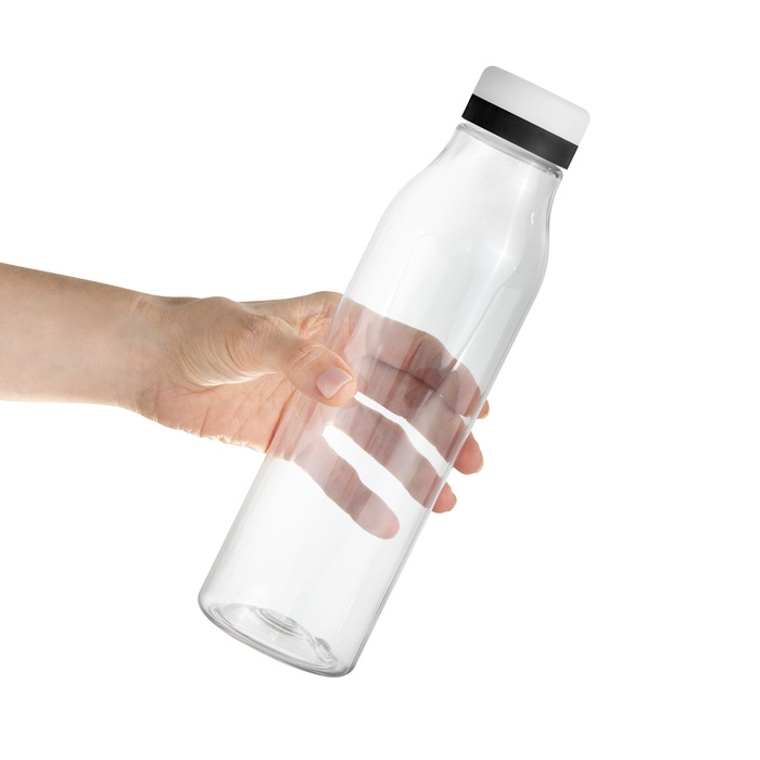 Mano sosteniendo botella de plástico transparente con tapa a rosca con anillo de silicona de color negro