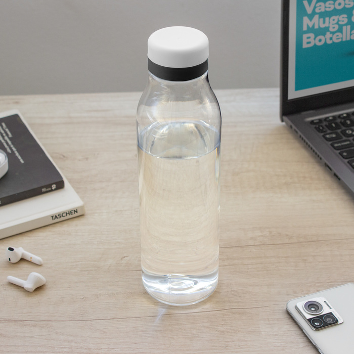 Botella de plástico transparente con tapa a rosca y con anillo de silicona de color negro en escritorio.