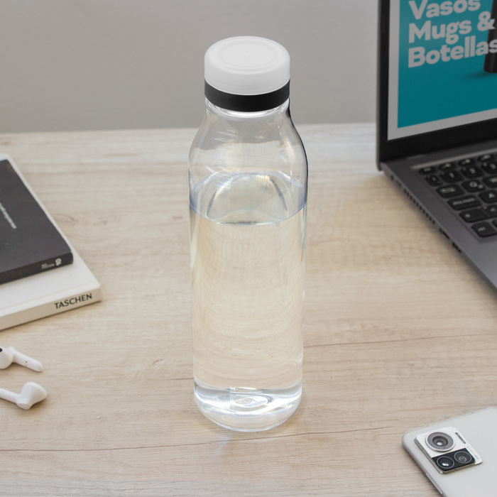 Botella de plástico transparente con tapa a rosca y con anillo de silicona de color negro en escritorio.