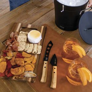 Picada servida sobre tabla Acacia Wayu de 33cm,