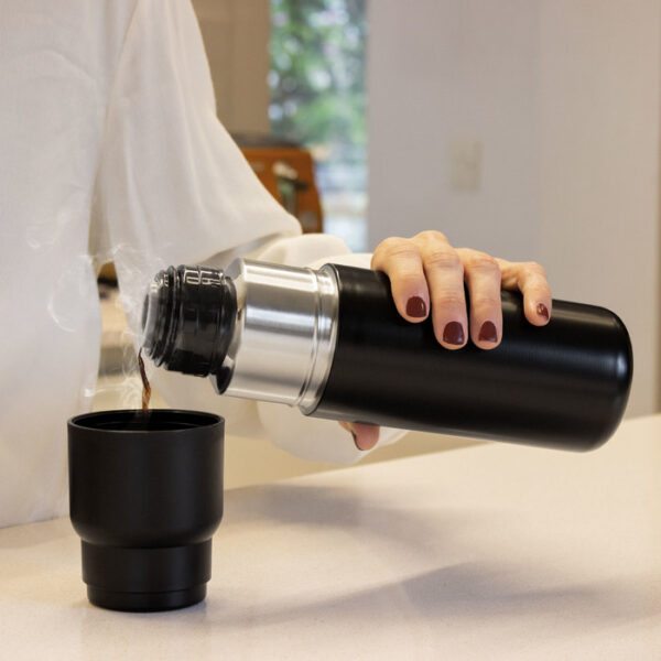 Persona usando el termo capter para servir café en la taza