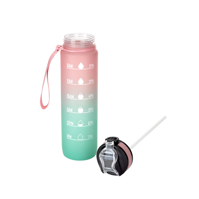 La botella deportiva motivacional GRAF en color rosa/aguamarina con acabado traslucido, con contador de tiempo y medidor y su cinta de transporte en color rosa. Tapa con boquilla y bombilla a un costado.