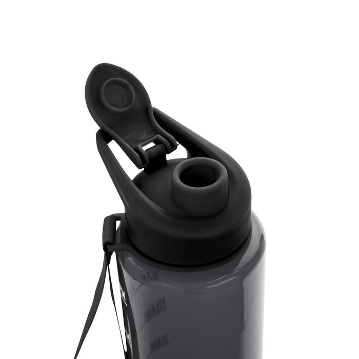 Detalle de la tapa en color negro que incluye una asa integrada, una boquilla ergonómica y una correa del mismo color de la botella, lo que facilita su transporte