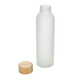 Botella sublimable SANDER, hecha de vidrio resistente con un elegante acabado frost, a un lado su tapa de bambú.