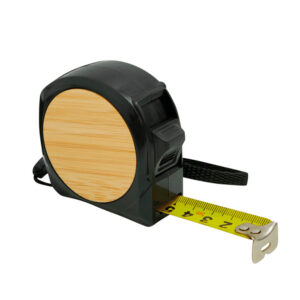 Cinta métrica MESURA de 3 metros con cuerpo de ABS y detalle circular de bambú, clip metálico y correa de poliéster, ideal como regalo corporativo personalizado.