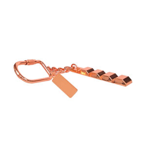 Llavero metálico encobrizado tipo lingote con acabado brillante y presentación en estuche negro para regalo corporativo.