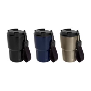 Mug CAPOF, hecho de acero inoxidbale con tapa negra antiderrame y cinta de poliéster color negro. Disponible en color negro, azul y gris