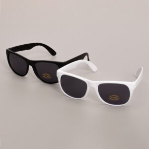Anteojos de sol SUNNY con lentes ahumados y protección UV400 en colores blanco y negro.