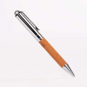 Bolígrafo MENDOZA de acero con cuero reciclado R-PU y detalles cromados para uso corporativo.