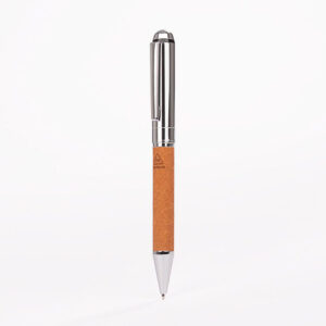Bolígrafo MENDOZA de acero con cuero reciclado R-PU y detalles cromados para uso corporativo.