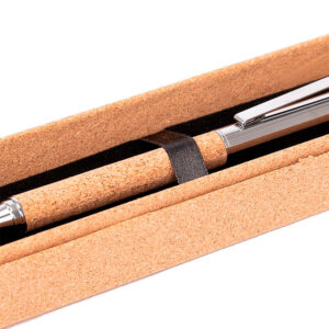 Bolígrafo ARUSHA de acero cromado con grip de corcho natural y estuche ecológico corporativo.