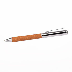 Bolígrafo JODHPUR de acero cromado con grip de cuero reciclado y estuche corporativo elegante.