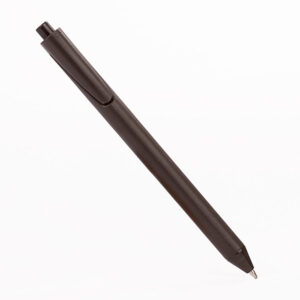 Bolígrafo retráctil CAUCA fabricado con material derivado de café para regalos corporativos.