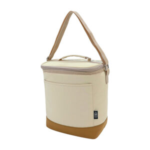 Cooler bag ICELAND de 8,5 litros en RPET con interior térmico aislante y base impermeable.