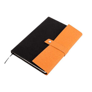 Cuaderno A5 BOSTON de fieltro reciclado con tapa dura, cierre en PU y hojas lineadas. Negro.