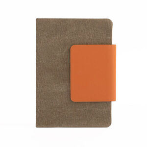 Cuaderno A5 GIVERNY de lona reciclada con cierre imantado y hojas punteadas FSC. Verde.