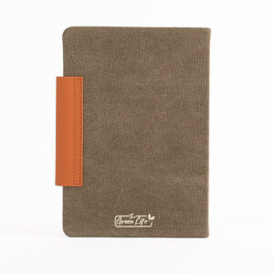 Cuaderno A5 GIVERNY de lona reciclada con cierre imantado y hojas punteadas FSC. Verde.