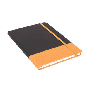 Cuaderno A5 IBIZA de cuero reciclado color marrón con diseño ejecutivo y hojas punteadas.
