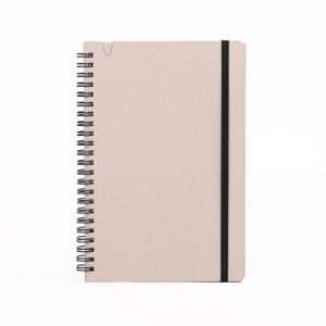 Cuaderno A5 OSORNO de cartón reciclado con espiral lateral y banda elástica negra.