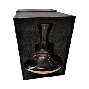 Decantador de vino encobrizado de vidrio con base metálica y presentación en caja de lujo. Caja.