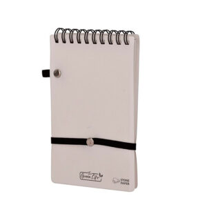 Libreta A6 YOSEMITE de papel de piedra con espiral superior, cinta elástica y soporte para bolígrafo.