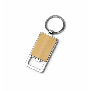 Llavero metálico rectangular con inserto de bambú natural y anilla reforzada para uso corporativo.