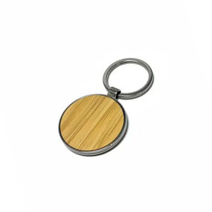 Llavero metálico Round con frente de bambú natural y anilla resistente para uso diario.