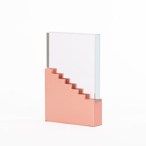 Trofeo de cristal biselado con base de acero encobrizado modelo Ladder para reconocimiento corporativo.