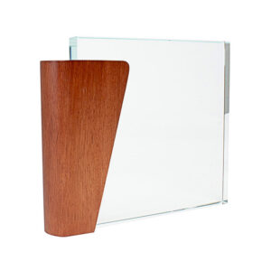 Trofeo galvano LEWIS de madera y cristal para reconocimiento corporativo elegante.