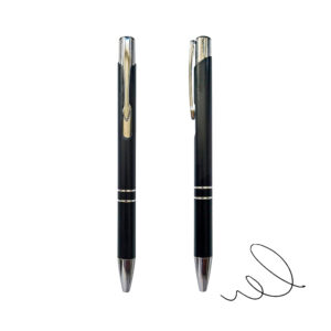 Bolígrafo metálico negro con detalles plateados y escritura negra.