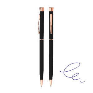 Bolígrafo metálico negro con detalles en cobre electroplateado y escritura azul.