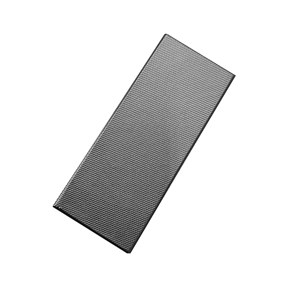 Tapa del estuche negro para llavero y bolígrafo.