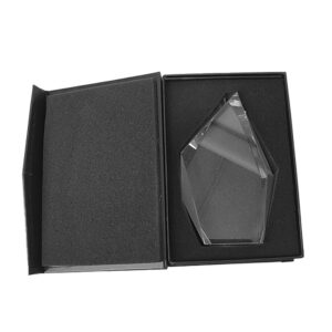 Vista frontal del galvano de cristal con base sólida para reconocimiento empresarial.