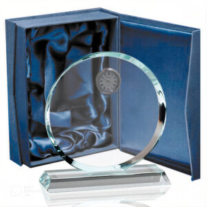 Galvano de cristal con reloj integrado para reconocimiento corporativo.