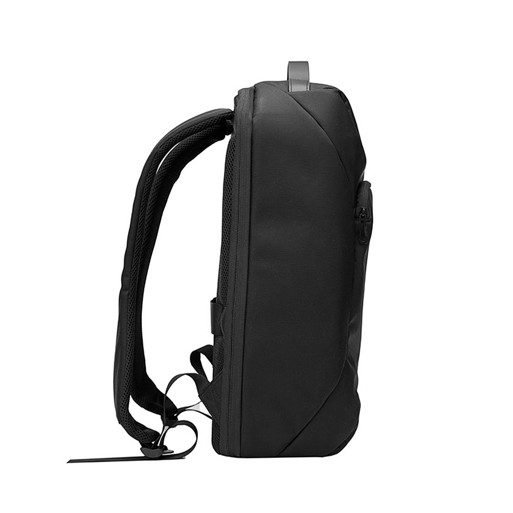 Mochila Machen Water Resistant con compartimento para notebook 15,6”. Vista lateral.