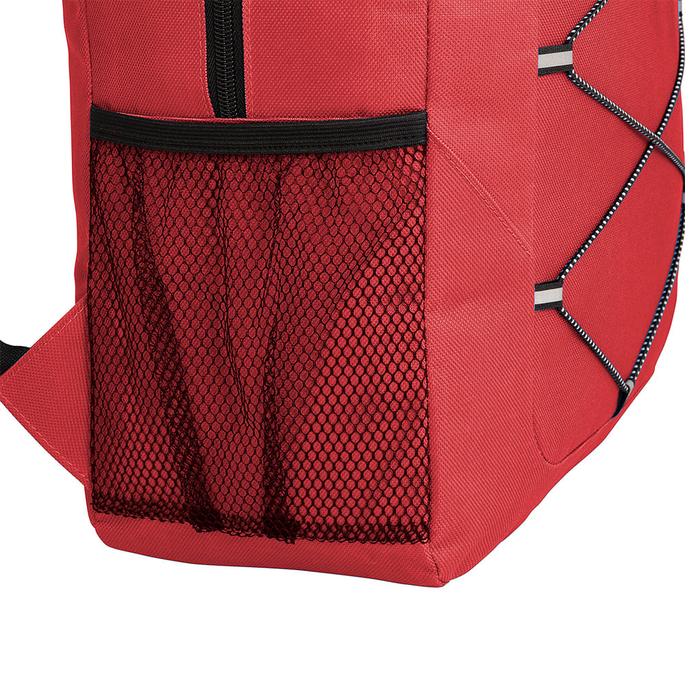 Detalle lateral de la Mochila outdoor TRIP color rojo.