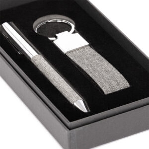 Zoomo del Set KALANI, bolígrafo y llavero en RPET reciclado color gris.