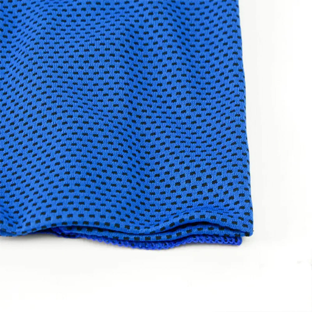 Botella NEREUS de 800 ml con sorbete y toalla deportiva. Color azul.