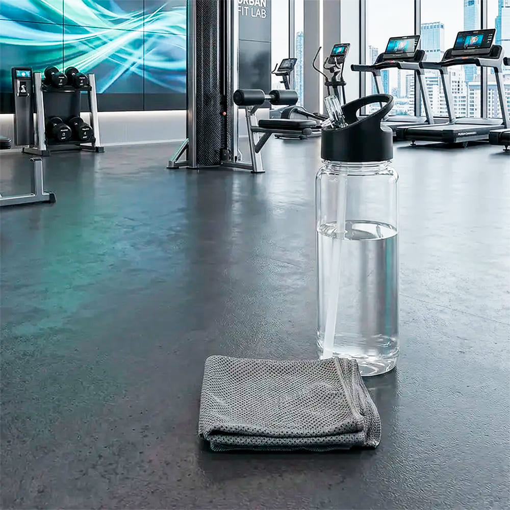 Mockup Botella NEREUS de 800 ml con sorbete y toalla deportiva.