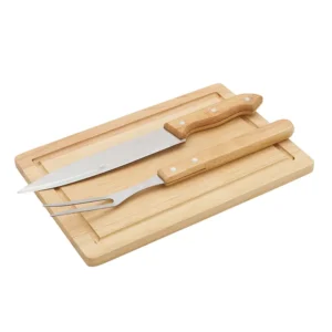 Set de Asado ROTI. contiene: tenedor y cuchillo de 33 cm, ambos con mango de madera y, tabla de bambú