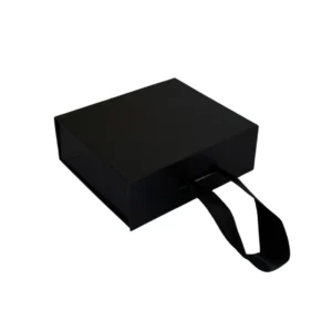 Caja Magnética Mediana c/manilla. Cartón extra grueso y cierre imantado de alta resistencia. Colores: blanco y negro