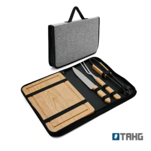 Set de Asado BRASA incluye tabla de corte, utensilios y estuche. Hecho de madera y acero.