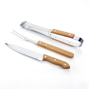 Set de asado Palma. Contiene cuchillo, tenedor trinchador , pinza para asado y bolsa de guardado de nylon.