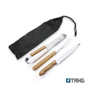 Set de asado Palma. Contiene cuchillo, tenedor trinchador , pinza para asado y bolsa de guardado de nylon.